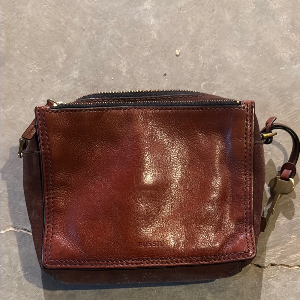 Fossil Brown Leather Crossbody Bag with Classic Design